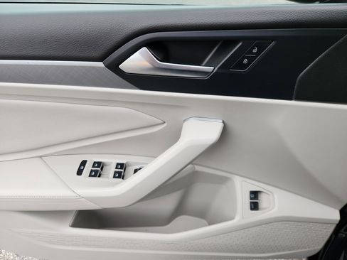 Used 2023 Volkswagen Jetta SE w/ Panoramic Sunroof Package image 17