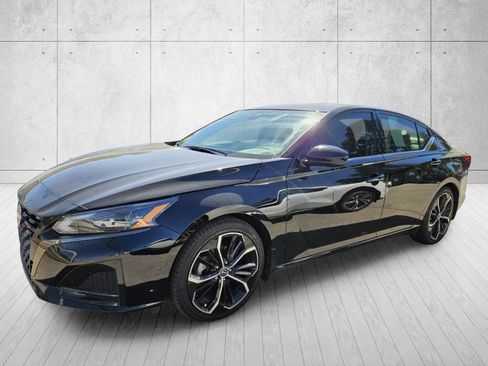 Used 2023 Nissan Altima 2.5 SR w/ SR Premium Package image 4