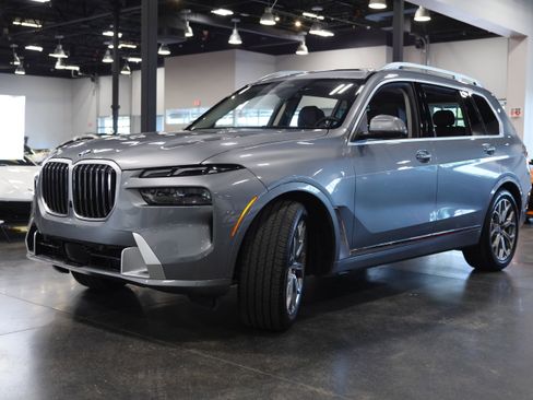 Used 2025 BMW X7 xDrive40i w/ Premium Package AWD/4WD image 3
