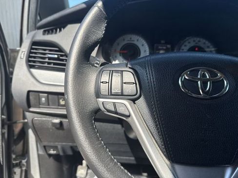 Used 2017 Toyota Sienna SE Premium FWD image 18