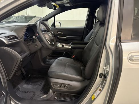 Used 2025 Toyota Sienna Limited AWD/4WD image 16