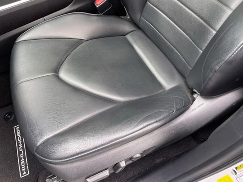 Used 2022 Toyota Highlander XLE AWD/4WD image 25