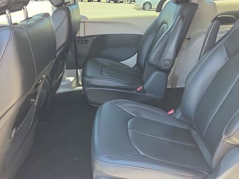 Used 2024 Chrysler Pacifica Limited FWD image 13