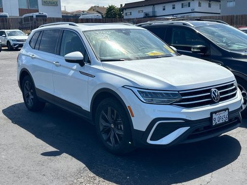 Used 2023 Volkswagen Tiguan SE FWD image 2