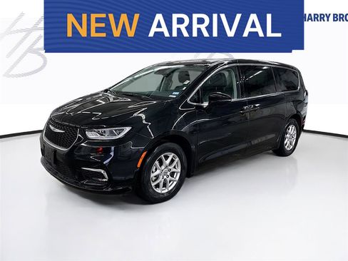 Used 2023 Chrysler Pacifica Touring-L image 1