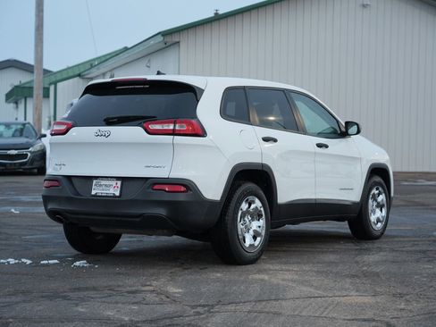 Used 2017 Jeep Cherokee Sport image 3