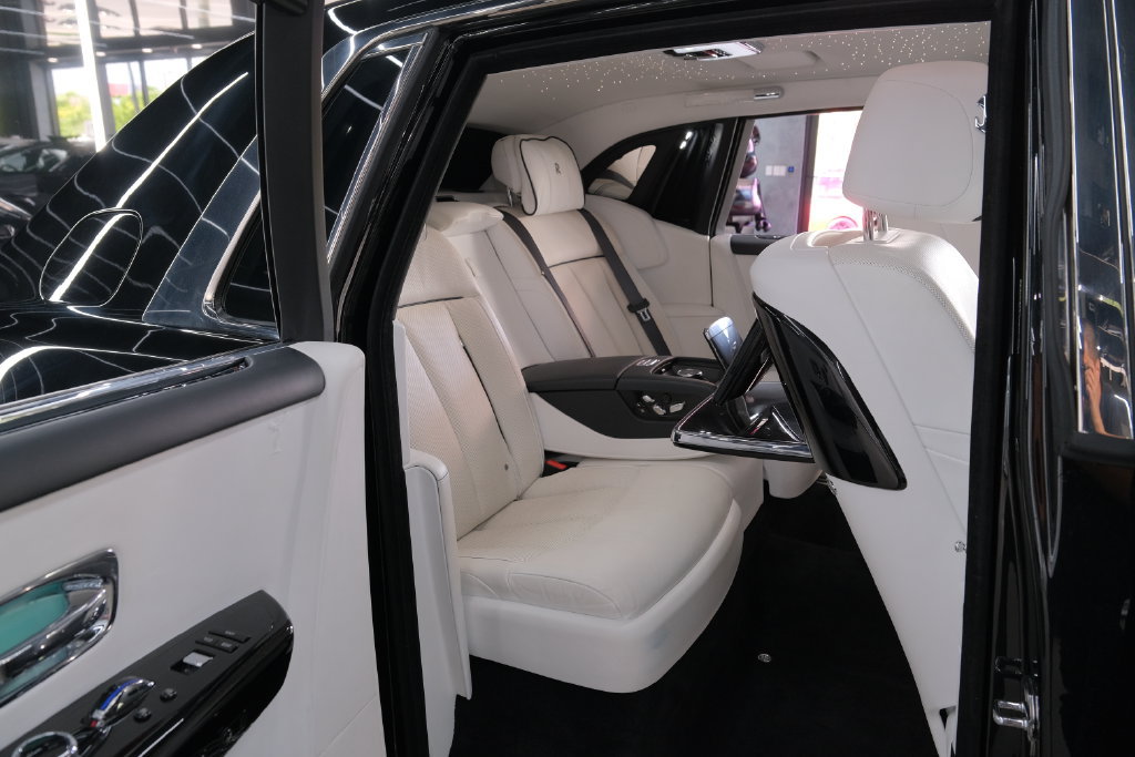 Used 2022 Rolls-Royce Phantom Sedan w/ The Phantom Package RWD image 18