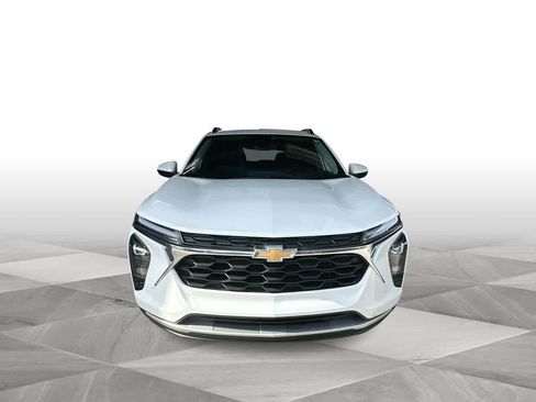 Used 2025 Chevrolet Trax LT w/ LT Convenience Package FWD image 3