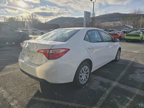 Used 2018 Toyota Corolla LE image 3