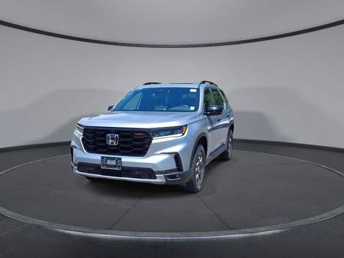 Used 2024 Honda Pilot TrailSport image 3
