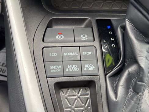 Used 2022 Toyota RAV4 XLE Premium image 27