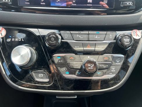 Used 2025 Chrysler Pacifica Select FWD image 27