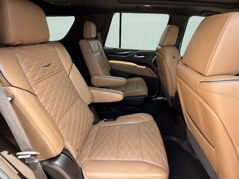 Used 2021 Cadillac Escalade Premium Luxury AWD/4WD image 13