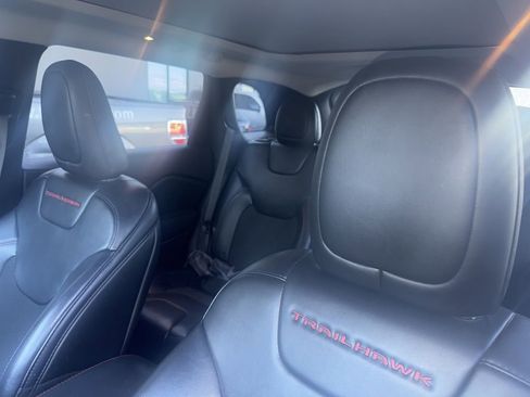 Used 2019 Jeep Cherokee Trailhawk w/ Comfort/Convenience Group image 11