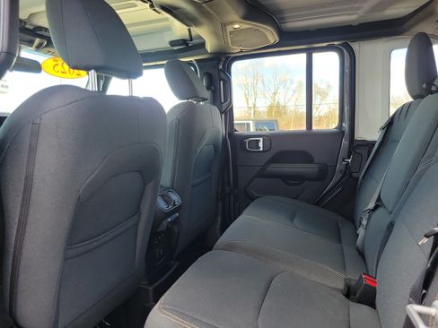 Used 2025 Jeep Wrangler Unlimited Sahara w/ Safety Group AWD/4WD image 17