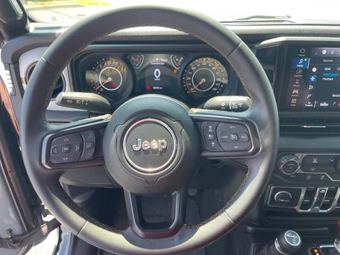 Used 2024 Jeep Gladiator Sport AWD/4WD image 7