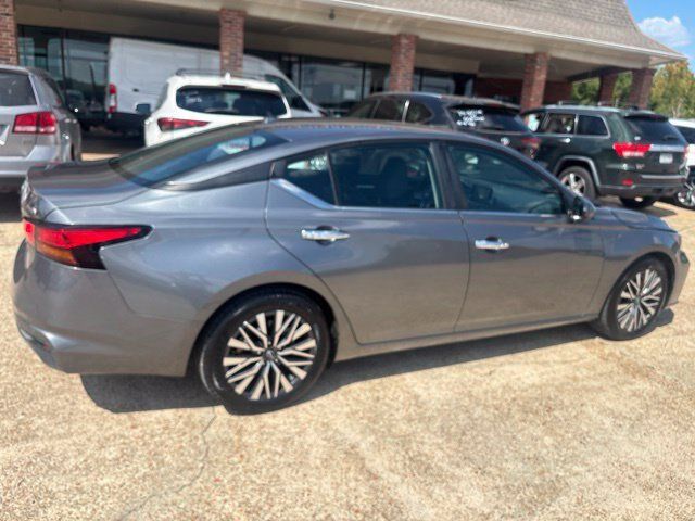 Used 2023 Nissan Altima 2.5 SV FWD image 5