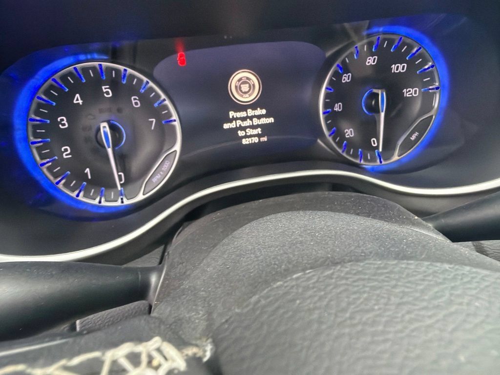 Used 2023 Chrysler Pacifica Touring-L FWD image 6
