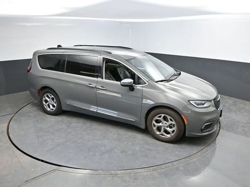 Used 2023 Chrysler Pacifica Limited FWD image 31