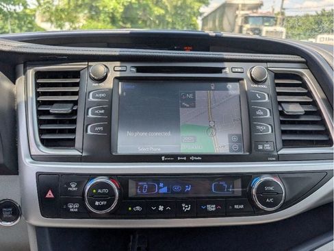 Used 2019 Toyota Highlander XLE AWD/4WD image 29