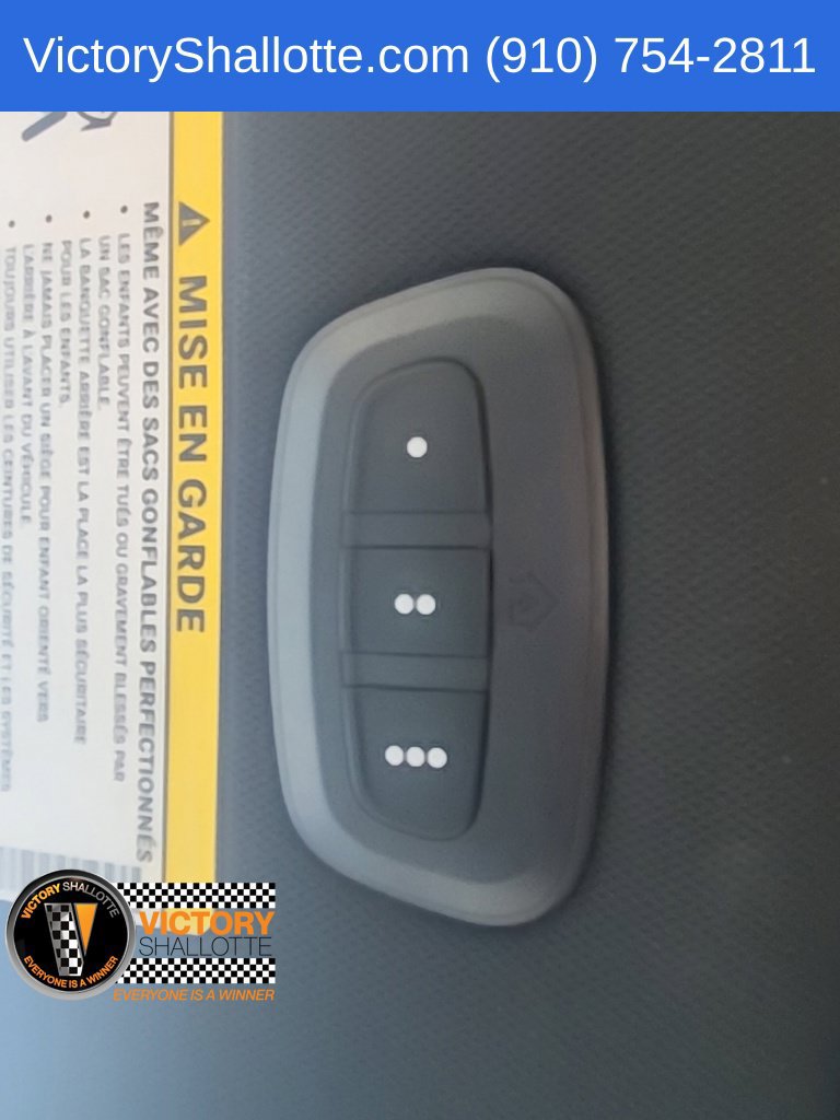 Used 2025 Chrysler Pacifica Limited FWD image 39