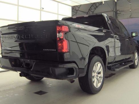 Used 2025 Chevrolet Silverado 1500 Custom image 2