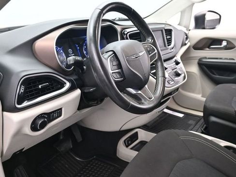 Used 2022 Chrysler Voyager LX image 15
