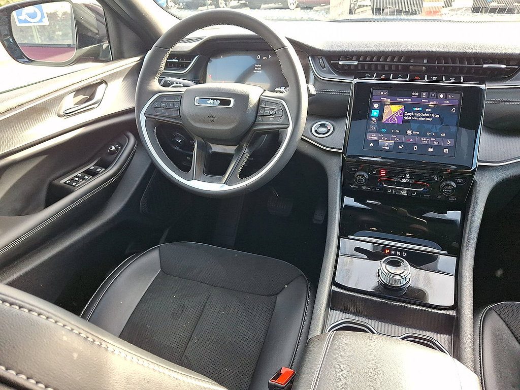 Used 2025 Jeep Grand Cherokee Altitude AWD/4WD image 12