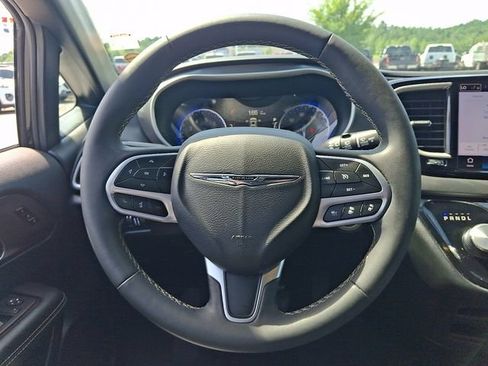 Used 2025 Chrysler Pacifica Select FWD image 19