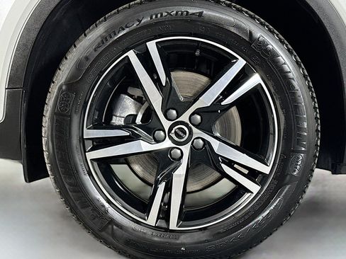 Used 2025 Volvo XC40 B5 Core image 11