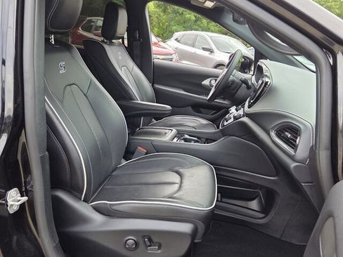 Used 2024 Chrysler Pacifica Limited w/ Uconnect Theater Family Group FWD image 17