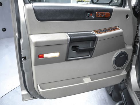 Used 2003 HUMMER H2 Luxury w/ Preferred Equipment Group image 8