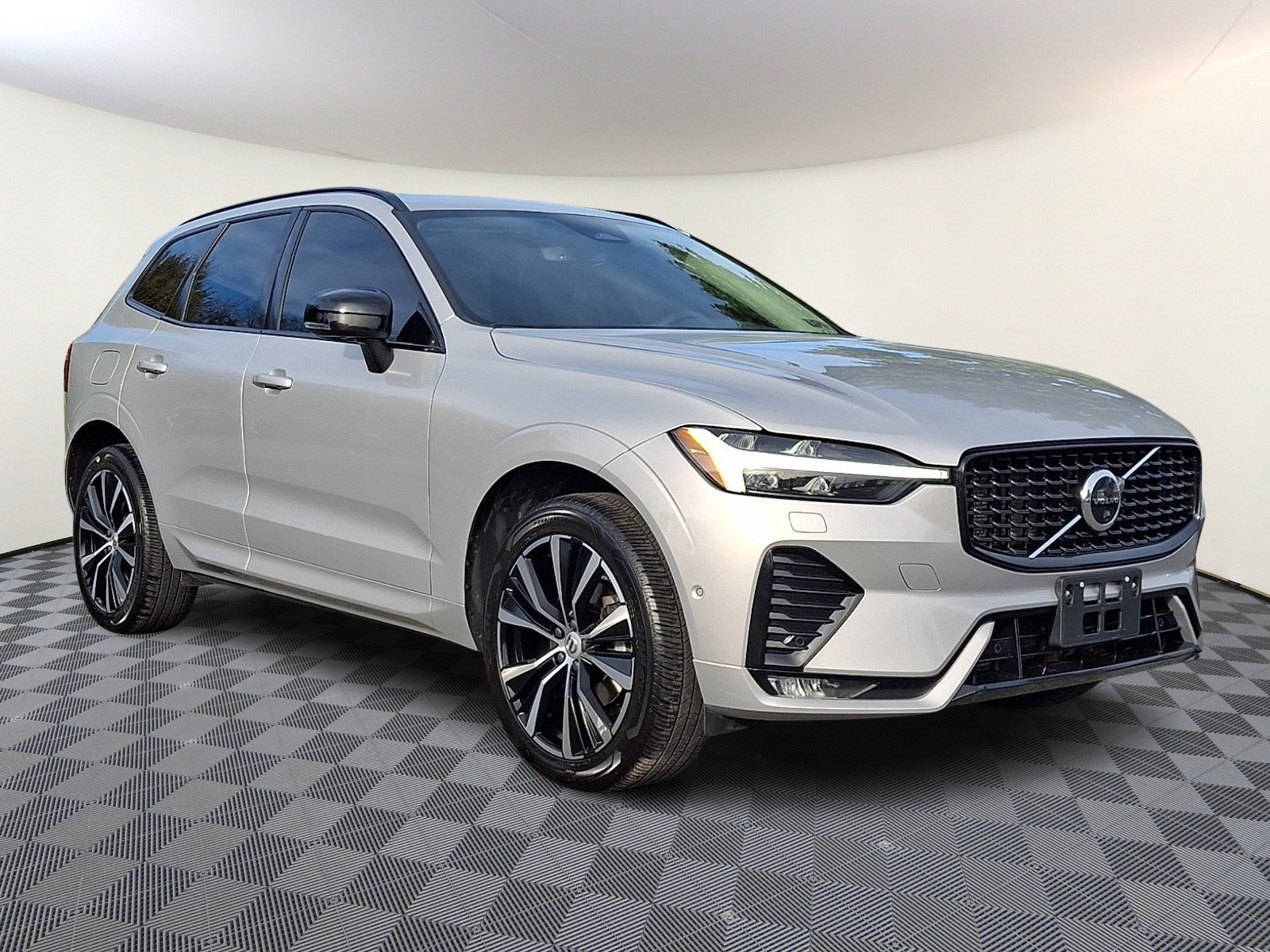 Used 2023 Volvo XC60 B5 Plus w/ Climate Package AWD/4WD image 1