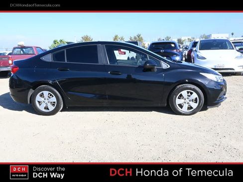 Used 2017 Chevrolet Cruze LS FWD image 5
