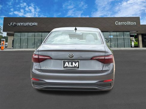 Used 2024 Volkswagen Jetta SE FWD image 6