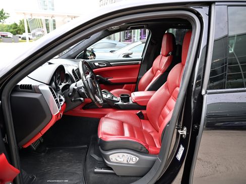 Used 2016 Porsche Cayenne Turbo S AWD/4WD image 17