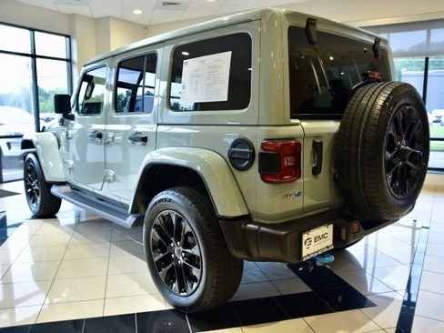 Used 2024 Jeep Wrangler Unlimited Sahara w/ Technology Group AWD/4WD image 5