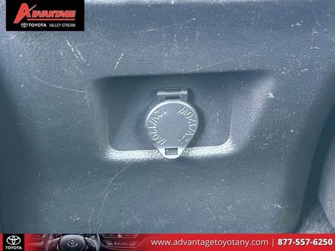 Used 2021 Toyota RAV4 LE AWD/4WD image 16