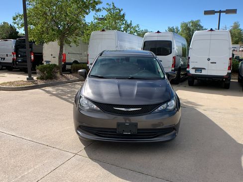 Used 2018 Chrysler Pacifica L FWD image 8