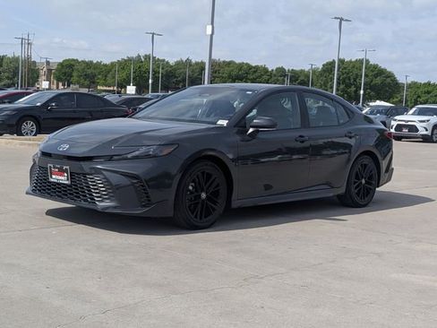 Used 2025 Toyota Camry SE image 10