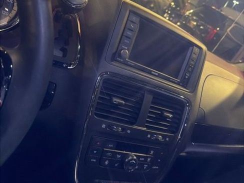 Used 2017 Dodge Grand Caravan SXT w/ Driver Convenience Group image 11