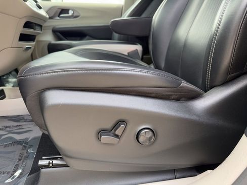 Used 2023 Chrysler Pacifica Touring-L FWD image 21