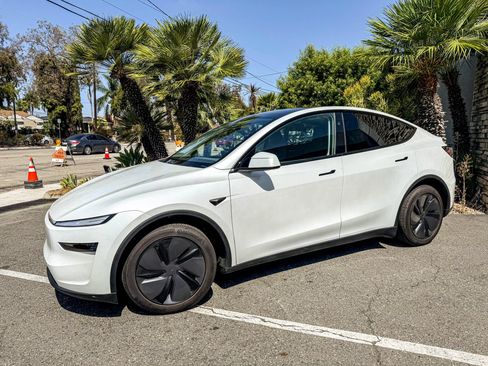 Used 2026 Tesla Model Y 2WD image 5