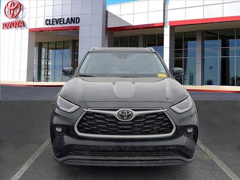 Used 2023 Toyota Highlander XLE image 3