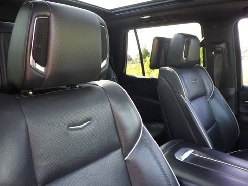 Used 2021 Cadillac Escalade Premium Luxury AWD/4WD image 18