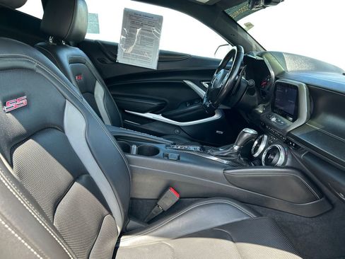 Used 2020 Chevrolet Camaro SS RWD image 17