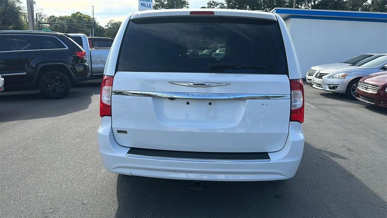 Used 2016 Chrysler Town & Country Touring FWD image 10
