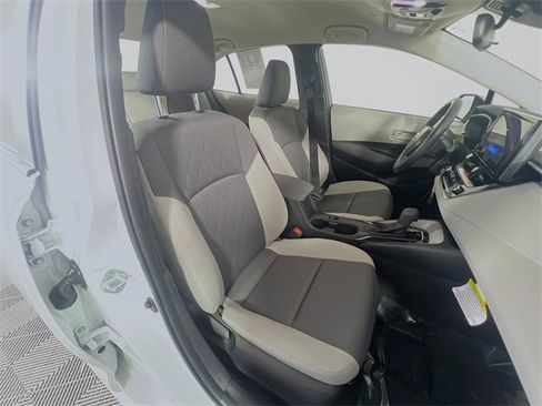 Used 2025 Toyota Corolla LE image 29