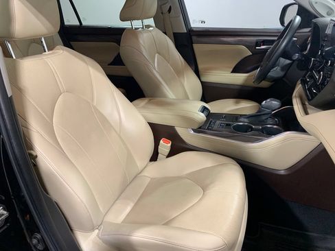 Used 2022 Toyota Highlander Limited FWD image 24