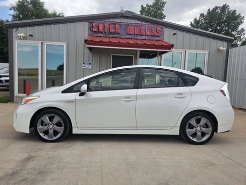 Used 2015 Toyota Prius Persona Series FWD image 3